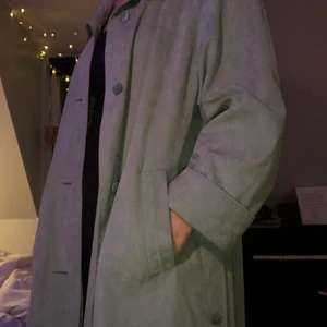 Ljusblå kappa - Ljusblå (färgen blev lite off i kameran), rak trenchcoat i sammetsliknande tyg köpt secondhand men i nyskick! Når lite nedanför knäna  på mig som är 170 
