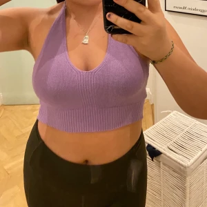 Crop top  - Jättesöt och fin crop Top från zaful! Endast provad aldrig använd! Storlek M. Säljs pga att jag ej använder korta tröjor. Nypris var 129kr +frakt och lång väntetid ❤️ stylas bättre med annat än träningstights som jag har på bilden!🤑 den är stickad och väldigt bra kvalitet, bandet runt nacken går att justera då det knyts ❤️FRAKT INGÅR❤️