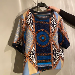 Club Monaco blus - Jättefin blus från Club Monaco som ägs av Ralph Lauren, använd vid ett tillfälle. Storlek XS men skulle säga att den passar även S och M.