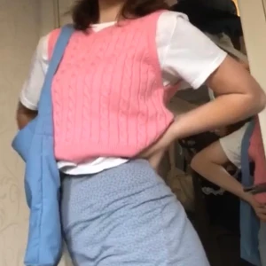 Rosa stickad väst  - Otroligt skön och fin! Väldigt stretchig och i bra skick, knappt använd. Storleken är M men jag är storlek xs/s och denna passa mig superbra. 70kr +frakt. Pris kan diskuteras!