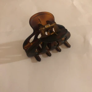 Hårklämma - Säljer nu denna fina helt nya hårklämma i brunt!