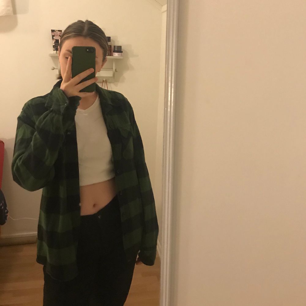 Intressekoll på min gröna dickies flanellskjorta! Den är ganska tunn sp man kan använda den som en tröja eller jacka. Köpt på herravdelningen i xs så den är over-sized på mig som i vanliga fall har xs/s. Nypris 650 på Hollywood men säljer här för 250. Använd men i nyskick.. Skjortor.