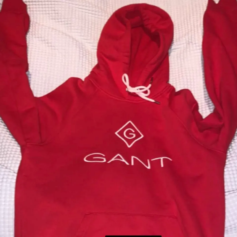 Röd gant hoodie i strl M. Fint skick. Köptes runt 700kr så säljer nu för 250+frakt🤍. Hoodies.