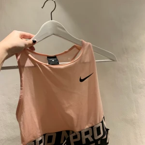 Tränings bh, Nike  - Rosa tränings BH från nike, tunt och svalkande material och väldigt snygg! 💗