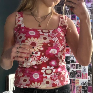 Blommigt linne! - Jättegulligt linne med blommor på! Köpt second hand i somras men har inte kommit till användning, köparen står för frakten🥰🥰