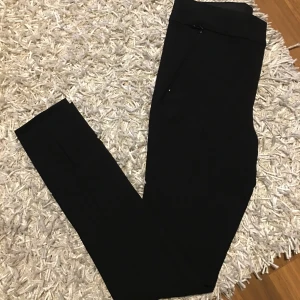 Svarta byxor med sprund/slits - Osnvända med prislapp på från H&M. Storlek 34, nypris 349kr. För lång för mig. Då jag är kortis. Stretchigt tyg med lite glans. 52% viscose, 42% polyamid 6% elastan. För mer bilder, skriv! Frakt kan vi diskutera. 