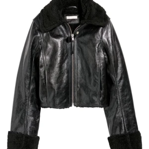 Vinterjacka från hm premium quality, nypris 3000:- - Jättefin vinterjacka i äkta skinn från hm quality. Den har teddy foder i hela jackan och man kan rulla upp hur mkt Teddy man vill ha på slutet av ärmarna. Den är inte lika glansig som den ser ut på hemsidan utan ni kan se anda bilden, nypris 3000:-