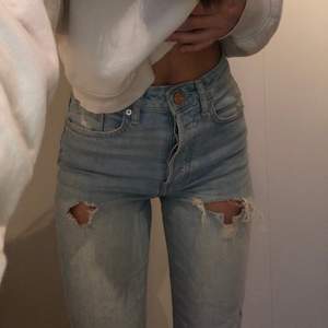 Säljer dessa jeans som sitter jätte fint men som inte kommer till användning längre, storlek xs 💖 70kr + frakt 
