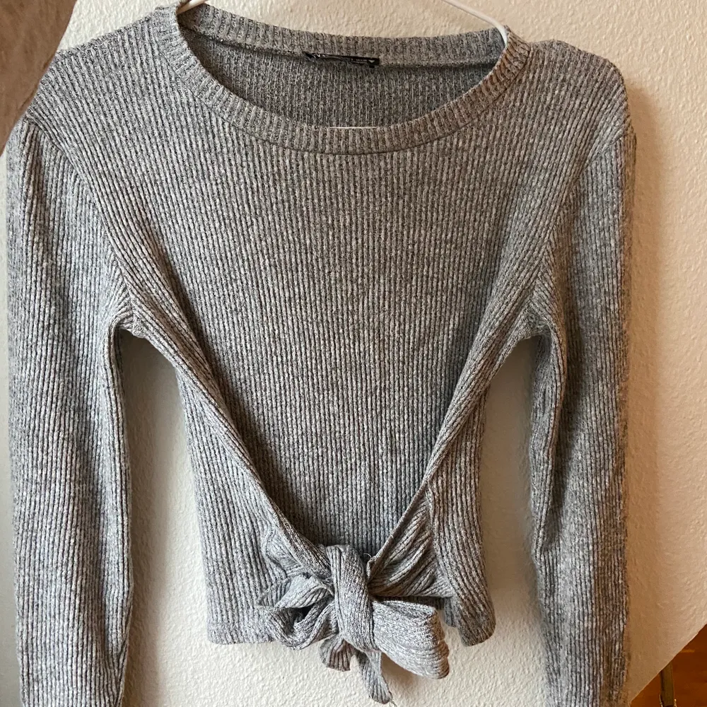 Jättefin grå tröja från zara med knytning som man kan knyta hur man vill eller ha öppet💕 frakten är inte inkluderad. Tröjor & Koftor.