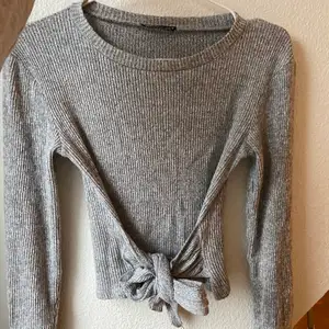 Jättefin grå tröja från zara med knytning som man kan knyta hur man vill eller ha öppet💕 frakten är inte inkluderad