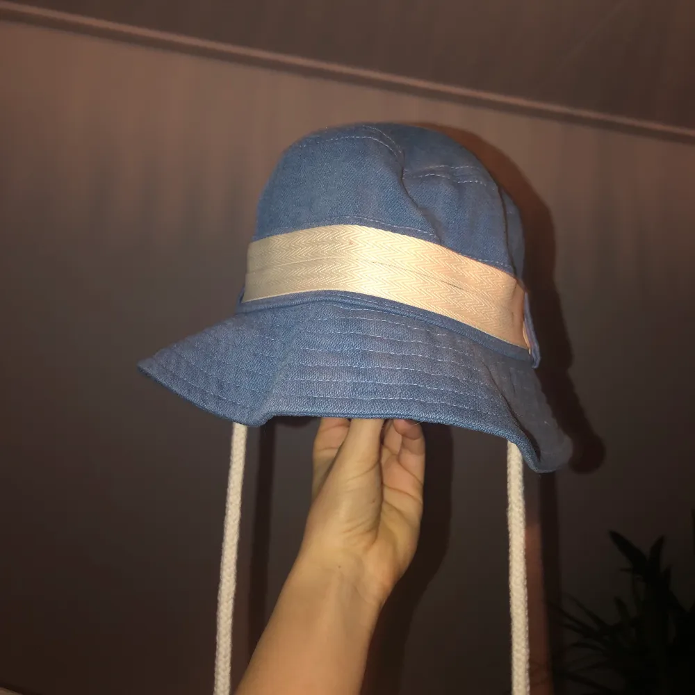 En jättefin oanvänd acne bucket hat med sido band. Lite liten i ”huvudomfånget” men passar nog de flesta. Accessoarer.