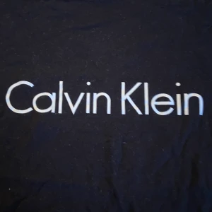Långärmad t-shirt svart Calvin Klein - säljer en svart långärmad t-shirt från Calvin Klein🖤 väldigt bra skick och har varit en favvo i gaderoben🧸 frakten ingår i priset💌