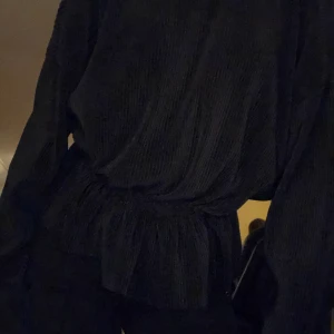 Svart blus  - Svart blus med lite utsvängning nedtill, använd 1 gång