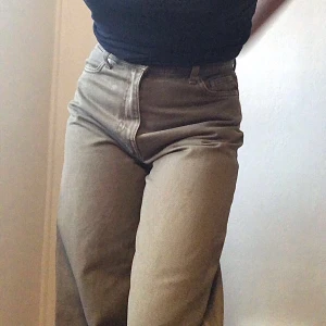 Weekday jeans - Fina gröna/khaki jeans från weekday i modellen rail. Knappt använda pga inte riktigt min storlek, så fint skick!!