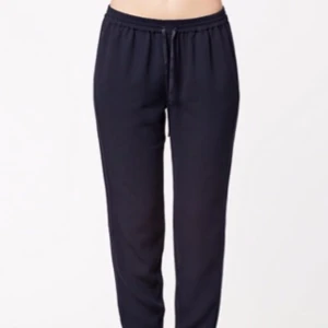  - Snygga marinblå byxor från J Lindeberg. 
Knappt använda så de är i jättefint skick!