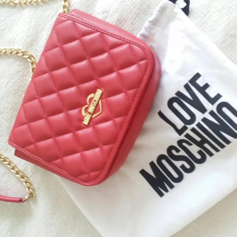 Snygg Love Moschino väska med guld detaljer bra skick. Väskor.