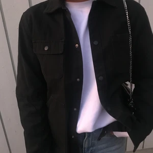 Svart jeans jacka  - Den perfekta jeans jackan i svart färg köpt secondhand och i mycket bra skick! Använd fåtal gånger passar allt från en XS-M frakt tillkommer på 65 om vi inte möts upp