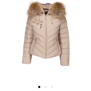 Hollies Chatel, Beige - INTRESSEKOL, Jag har en Hollies chatel jacka, använd 1 vinter i storlek 34. Den är super fin och är som ny! 