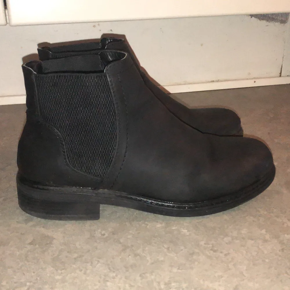 Jag säljer ett par boots eftersom de har blivit lite små för mig själv tycker jag att de är as snygga. Men kan möta upp mig i Göteborg eller så kan jag frakta den men man står för frakten . Skor.