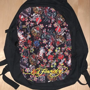 Ed Hardy ryggsäck - 2 större fack