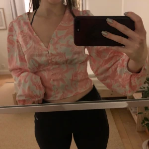 Fin blouse🌸 - Fin gammel rosa print blouse🌸 Knappt användts och passar för storleken S. Kontakta vid intresse💗