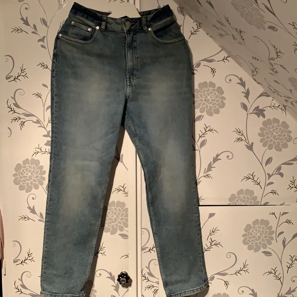 Cheapmonday Jeans i w27 l32 som är för korta och knappt använda . Jeans & Byxor.