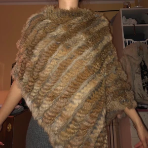 Päls Poncho, Hollies - Helt ny, bara testat den hemma aldrig använt den. Kan skicka fler bilder. Nypris: 2000kr