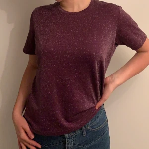 Glittertopp - Underbar lila glittertopp från Cappuccini. Står att den är storlek L men jag på bilden brukar ha S så passformen varierar beroende på storlek. 