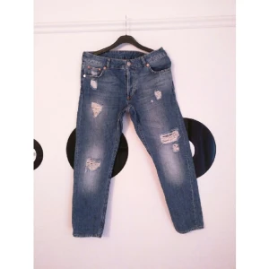  - Jeans från Monki
Använda 2-3ggr
Säljer pga att dom är för tajta på benen för mig
Gylfen består av knappar, inte dragkedja
Benen slutar vid anklarna, går att vika upp om man vill
Nypris 400
Har kvittot kvar 