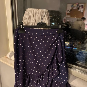 Prickig kjol - Helt ny mörkblå kjol med vita prickar på den (priset kan diskuteras)