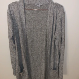 Kofta storlek M - Kofta som aldrig har använts. Väldigt mysigt material, storlek M