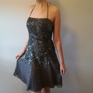 Klänningar av silke - Ytterklänningen är gjord av 100% silke. Är av märket Tintoretto, så det är av ett fint märke. Ingen storleksanvisning men passar mig som har storlek 38 bra. Kan ge exakta mått om någon vill ha. Finns vissa paljetter som ramlat av, men då den har massor i olika mönster är det inte riktigt något man lägger märke till. Passar superbra till jul, nyår eller vilket event som helst. Köparen står för frakten (63kr) om man inte vill hämta upp den. 