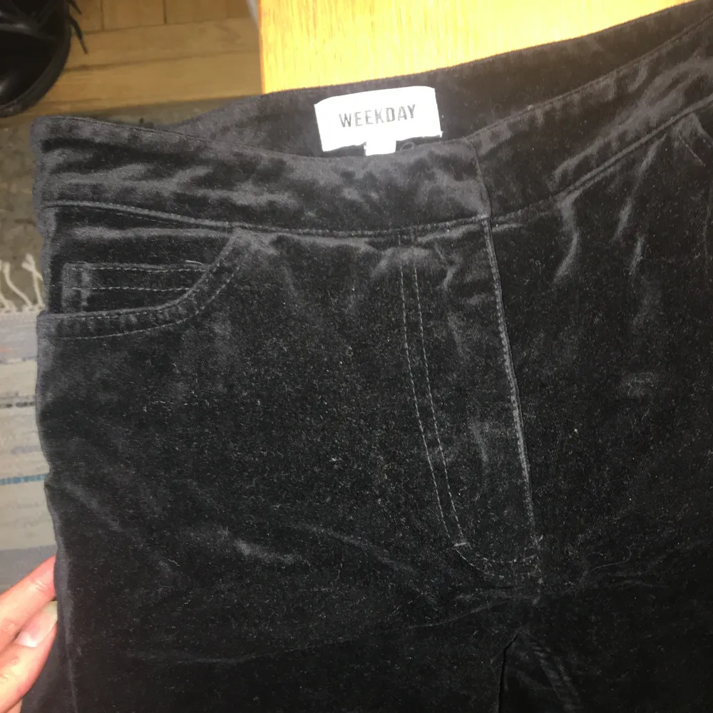 Supersnygga svarta sammetsbyxor från weekday. Har varit ett av mina favoritplagg. Byxorna är lite utsvängda.. Jeans & Byxor.