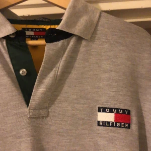 Tommy hilfiger!!!! - Säljer en vintage Hilfiger skjorta i strl XXL🎉 Riktig snygg oversized på mig som är 168 cm & har strl S/M vanligtvis😍Dock kommer den inte till användning, fraktar eller möts upp i centrala Uppsala! KRAM💕💕