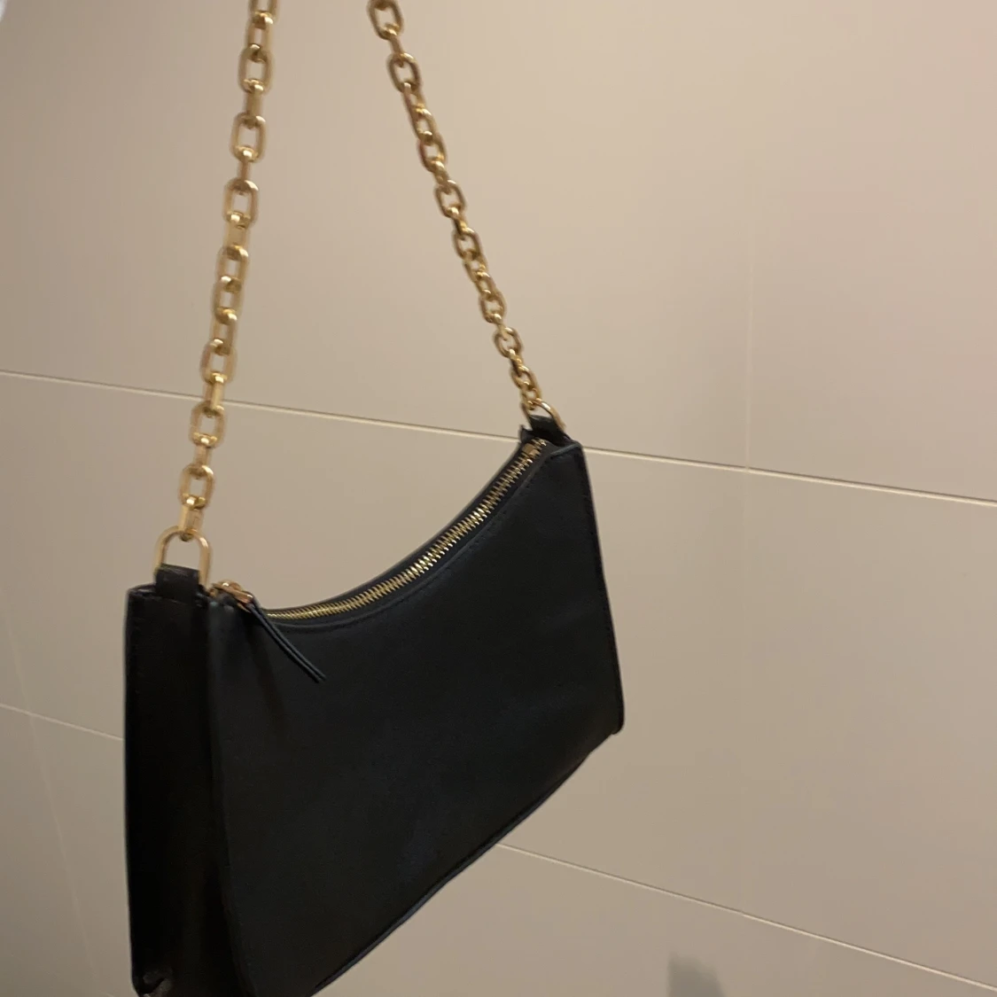 Svart axelväska med guldkedja och guld ditaljer från mango - 90