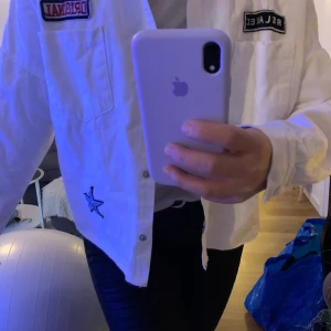 Tunn vit jeansjacka - Säljer denna svin snygga tunna jeansjacka som är perfekt att komplettera outfiten med. Köptes förra året men har inte fått användning för den då det ej är min stil. Kostade 250kr men säljs för 50kr + frakt