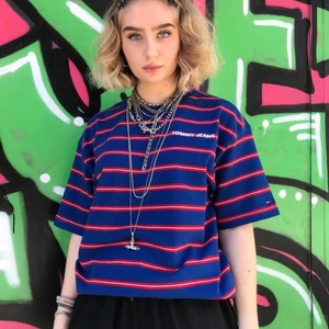 Tommy Hilfiger striped t-shirt size L - Tommy Jeans (Tommy Hilfiger) t-shirt i storlek L. Mycket gott skick! Nypris 600kr! 