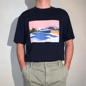 T-shirt  - Mörkblå T-shirt med tryck på från märket Plac. Passar alla storlekar från Xs-M. Jättebra kvalitet och skick😃 Nypris 899kr. 