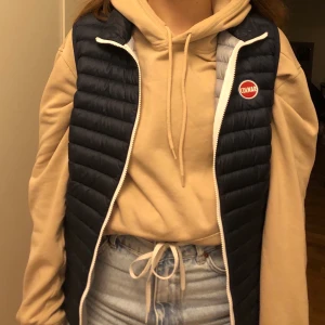 Colmar väst - Fin colmar väst i bra skick, sparsamt använd. Jättefin men kommer inte till användning längre. Storlek 172 men passar S-M. Köpt på kidsbrandstore i våras, pris kan diskuteras. Köparen står för frakt💕