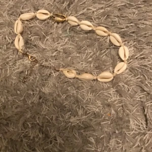 Glitter halsband  - Ett jätte fint glitter halsband, har and änt en gång, använder aldrig så säljer, köpt för 150, köparen står för frakt!☺️