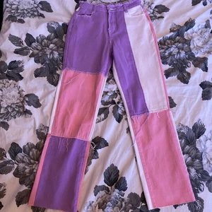 Färgglada byxor  - Unika jeans med olika färger, passar mig som är 172cm. Helt nyskick aldrig använda.