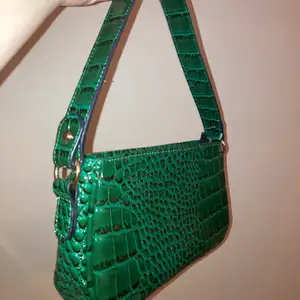 Superfin grön färg på väskan, använt den några gånger men den är fortfarande i nyskick och inga fel på den💓