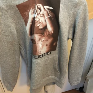 2 Pac tröja - En 2 Pac tröja som jag köpt från Junkyard för ungefär ett år sedan, men den har tyvärr inte kommit till användning. Bara använd 2 gånger. Den är i storlek xs. Nypris: 500kr
