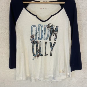 Odd Molly blus - Blus ifrån Odd Molly. Trycket på ryggen har börjat slitas ytterst lite, se bild 2. Kommer i storlek 2, passar storlek 38/40. 60kr + frakt.