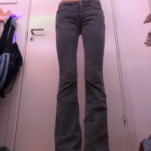 Manchesters jeans - Jättesnygga jeans köpta second hand i toppen skick. Lågmidjade och passar någon mellan 160-167. Priset kan diskuteras.