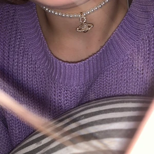 Vivianne westwood - Hemmagjort halsband som är väldigt likt de från vivianne westwood. Tråden är elastisk och halsbandet träs över huvudet. Hör av dig vid frågor