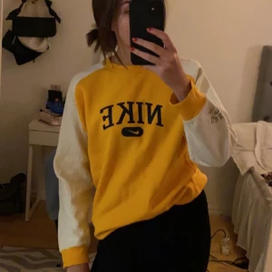 Vintage Nike sweatshirt - Supersnygg vintage Nike sweatshirt, pyttelite nopprig i tyget men inget som syns, kan skicka närmare bilder på det om så önskas! Storlek XL kids men passar mig bra som brukar ha S/M💫 Budet ligger på 270💕