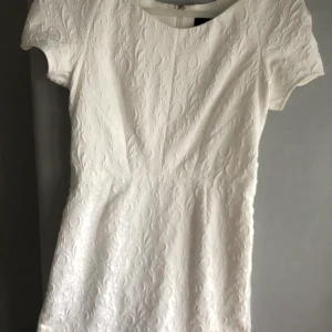 DESIGNER KLÄNNING - KOOPLES - En smakfull och exklusiv klänning av designern Kooples. Inköpt på Selfridges i London, använd max två gånger.  MÄRKE: kooples  SKICK: mycket bra/knappt använd  STORLEK: 36.  (599+Frakt)