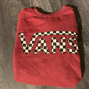 Vans sweatshirt - Världens finaste och skönaste vans sweatshirten! Äkta såklart & säljer pga att det inte är min stil längre. Storleken är från xs-s    Bara att höra av sig vid intresse, pris kan absolut diskuteras<3