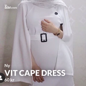 Vit cape klänning - Bara testad, etikett och prislapp kvar.